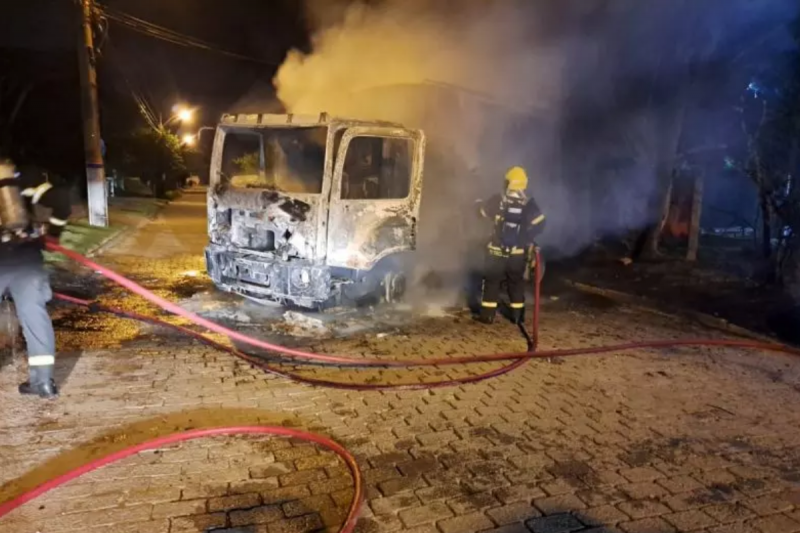 Bombeiros apagando fogo em caminhão de lixo