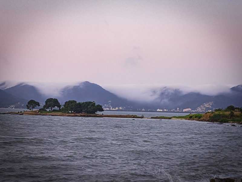 Neblina em Florianópolis se juntou à fumaça das queimadas na Amazônia em Florianópolis