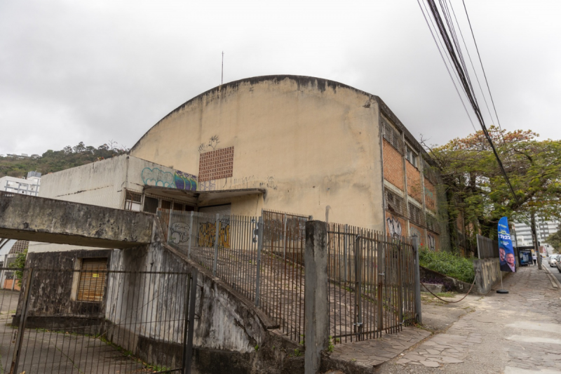 Imagem mostra galpão, um dos prédios abandonados em Florianópolis