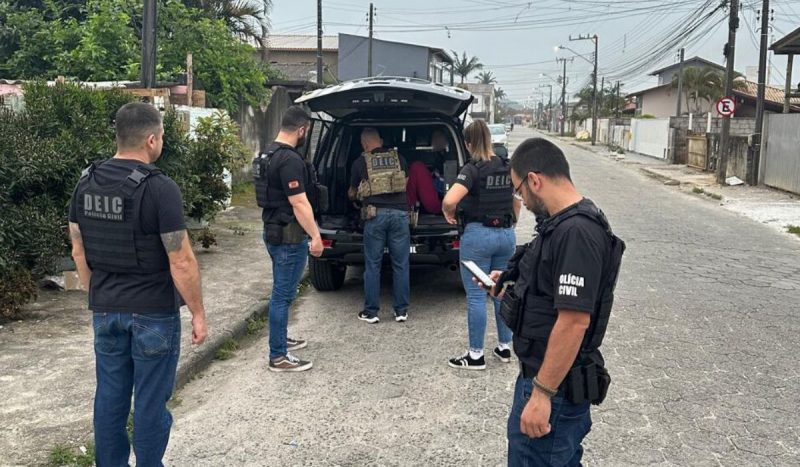 Casal é preso por envolvimento em esquema que vazou informações de operação da Polícia Civil de Santa Catarina