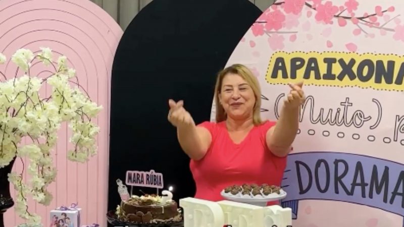 Frame de vídeo mostra professora em sua festa surpresa