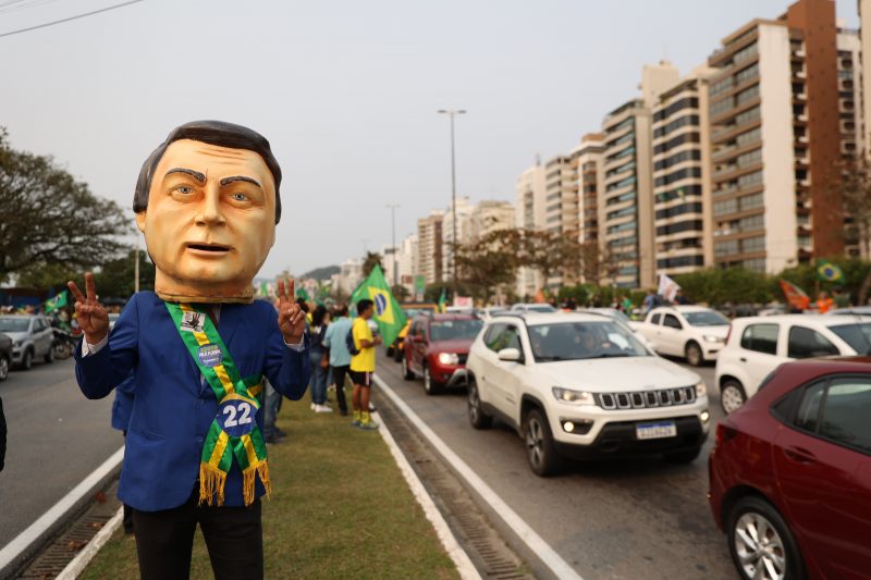 Apoiadores de Bolsonaro se reúnem na Beira-Mar, em Florianópolis