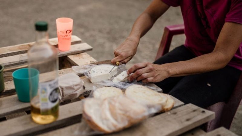 Homem cortando vários tipos de queijos, que fazem bem para a memória