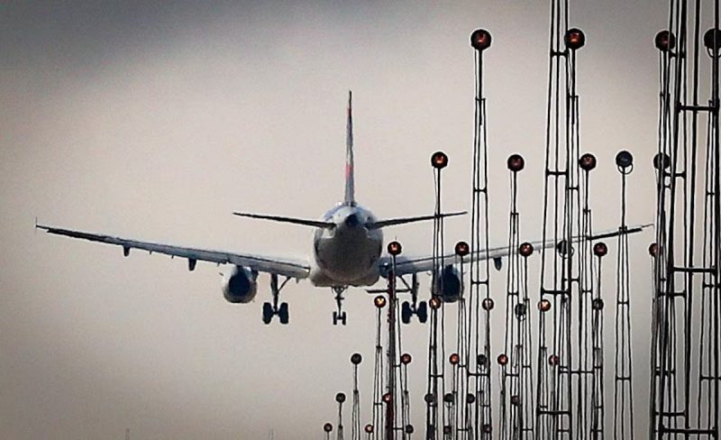 Avião decolando no Aeroporto Internacional de Guarulhos. Rádios clandestinas colocavam em risco operações do local