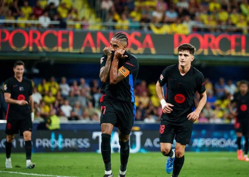 Raphinha comemora um dos gols na goleada do Barcelona sobre o Villarreal 