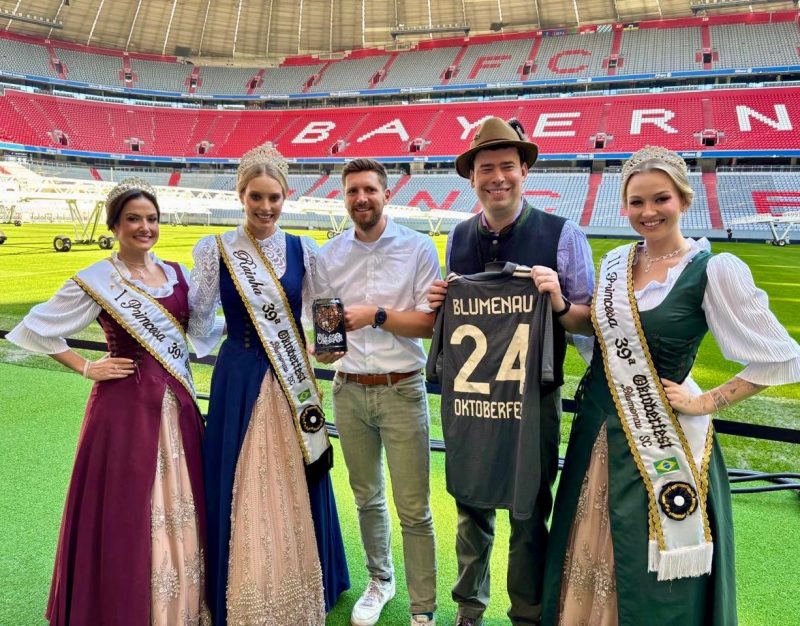 Realeza da Oktoberfest de Blumenau com representantes da Bundesliga