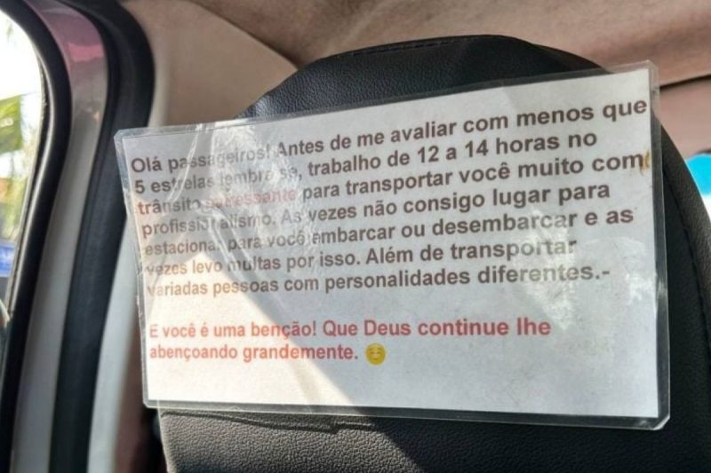 Motorista de aplicativo pendura recado para passageiros no carro