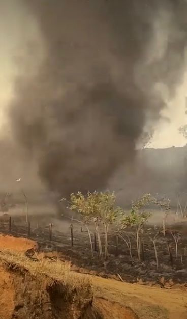 Redemoinho de fumaça no interior de São Paulo