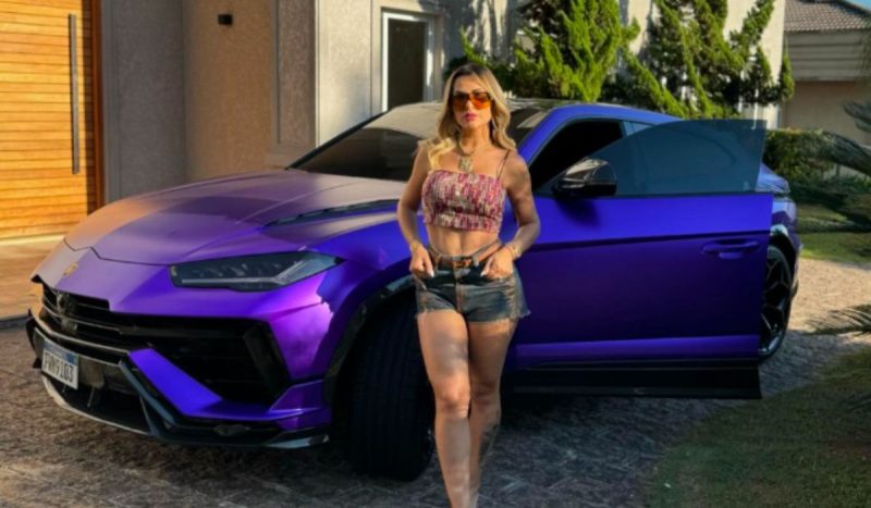 Deolane Bezerra com seu carro de luxo