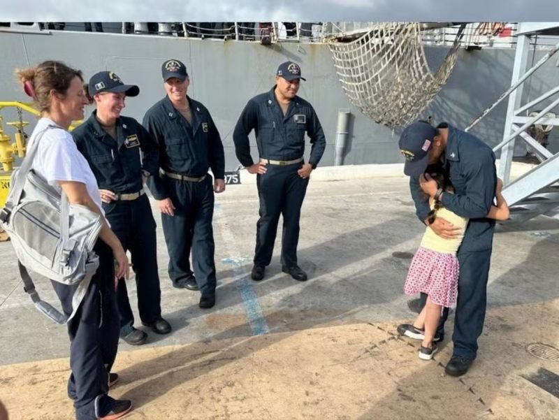 Mulher, criança, gato e tartaruga foram resgatados do veleiro depois do capitão morrer em alto mar