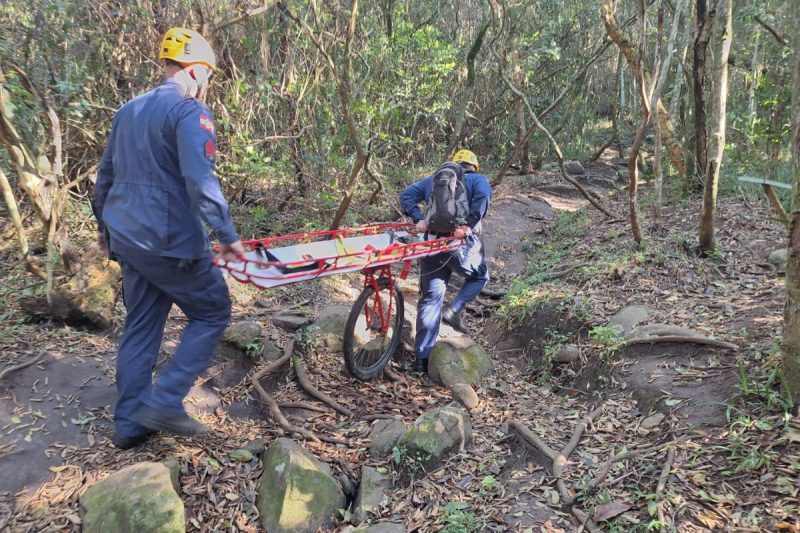 Bombeiros usaram maca especial para percorrer o terreno acidentado – Foto: CBM/Divulga&ccedil;&atilde;o