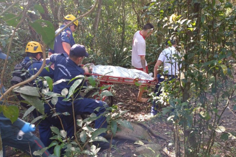 Turista foi resgatada ap&oacute;s se ferir em trilha de Florian&oacute;polis – Foto: CBM/Divulga&ccedil;&atilde;o