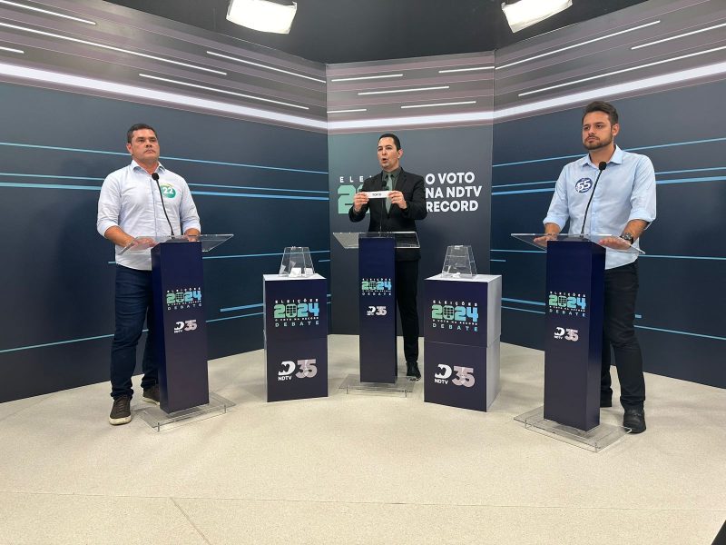 Mediador Calebe Moreno sorteia Porto de Itajaí como tema durante o debate deste sábado (28)