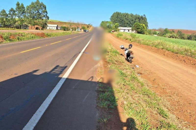 A roda se soltou e atingiu uma motocicleta com dois ocupantes durante a manhã da sexta-feira (6); as duas vítimas foram encaminhadas ao hospital 