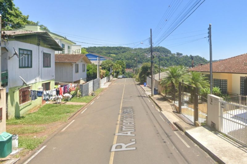 rua Américo Saraiva, no bairro São Vicente, em Herval d'Oeste, onde a mulher foi encontrada enforcada