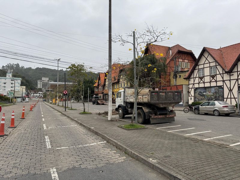 Trânsito em frente ao Parque Vila Germânica será afetado para a montagem da estrutura da Oktoberfest 