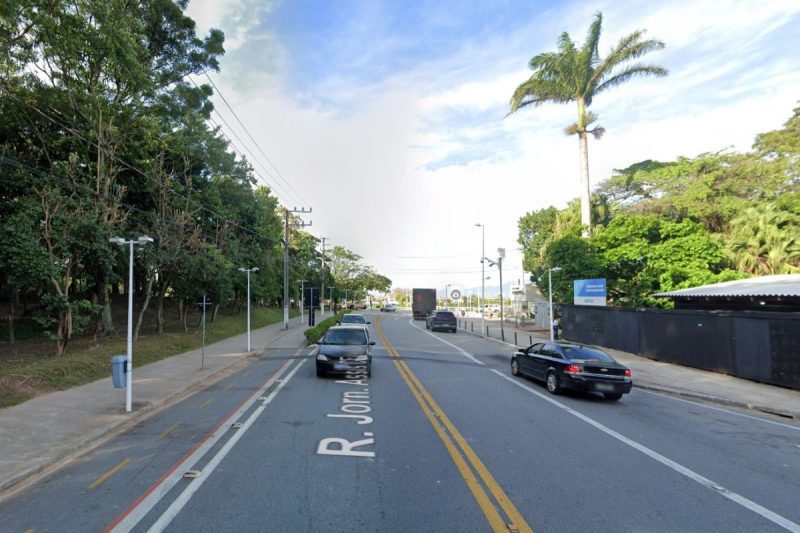 Rua no Centro de Florianópolis onde vítima levou facada no pescoço em tentativa de latrocínio