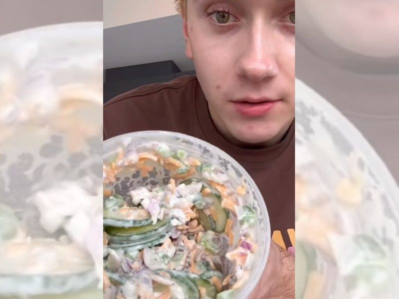 Influenciador prepara salada de pepino que viralizou no TikTok 