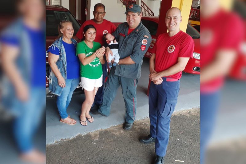 O bebê engasgado foi socorrido pela equipe em Dionísio Cerqueira; um dos responsáveis pelo salvamento é avô do pequeno Theo de Palhoça, um menino de 7 anos que salvou a vida de um bebê de seis meses