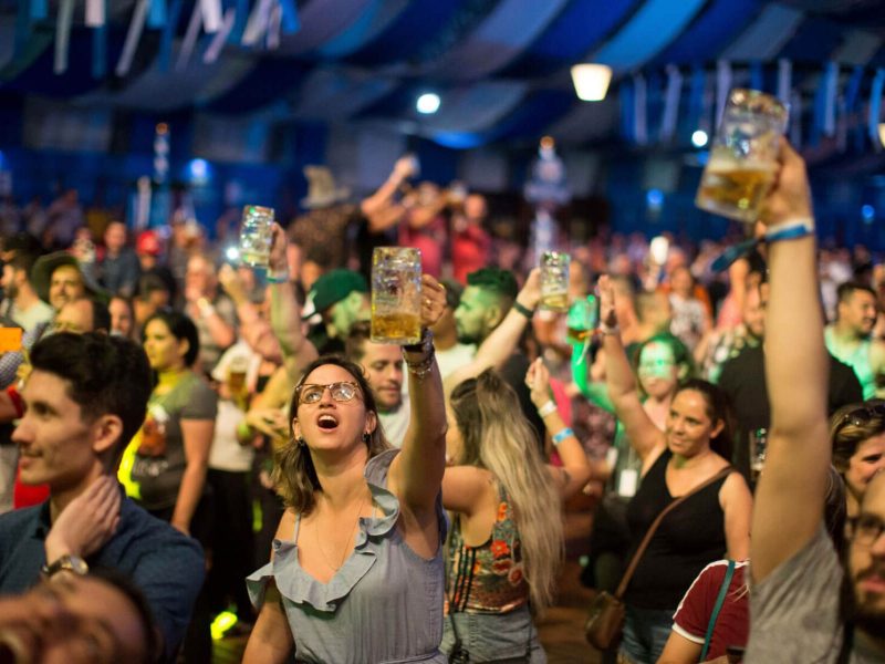 Imagem mostra o público na São Paulo Oktoberfest