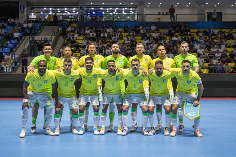 Brasil com todos os jogadores posados para foto na abertura da Copa do Mundo de Futsal no Uzbequistão