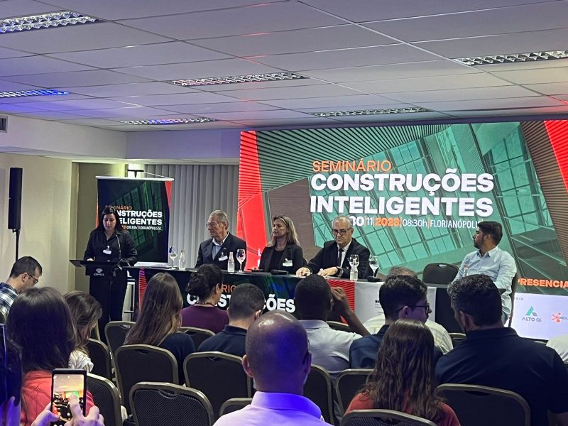 Foto mostra conferência durante a edição passada do Seminário Construções Inteligentes 