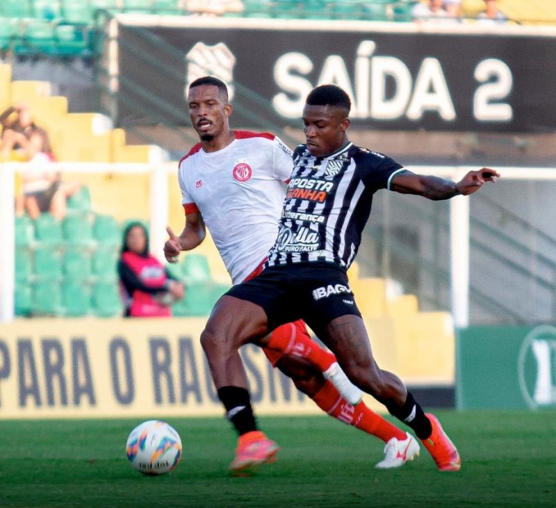 Jogador do Figueirense e do Hercílio Luz disputam a bola no meio de campo no Estádio Orlando Scarpelli