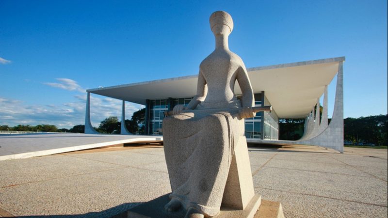 Fachada do STF mostra estátua em frente ao prédio