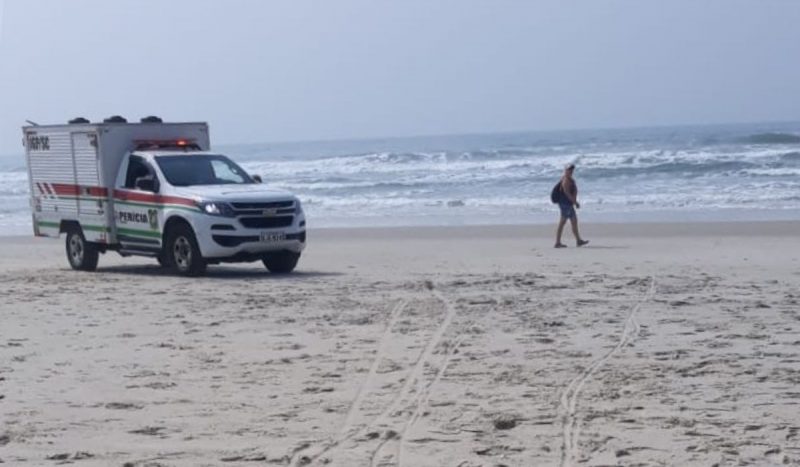 Vítima foi vista por surfistas ao cair na água após onda virar seu caiaque