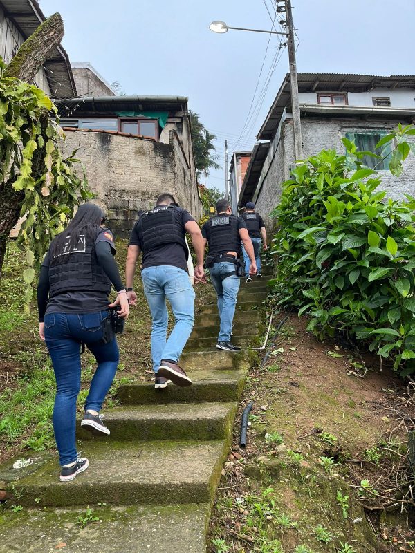 Policiais civis durante operação que investiga tentativa de homicídio