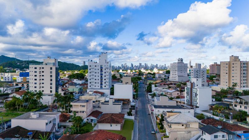 Foto aérea da cidade; tecnologia é a solução para o saneamento em Camboriú