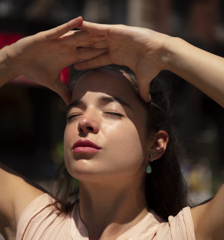 Foto de mulher no sol, aproveitando as temperaturas mais altas