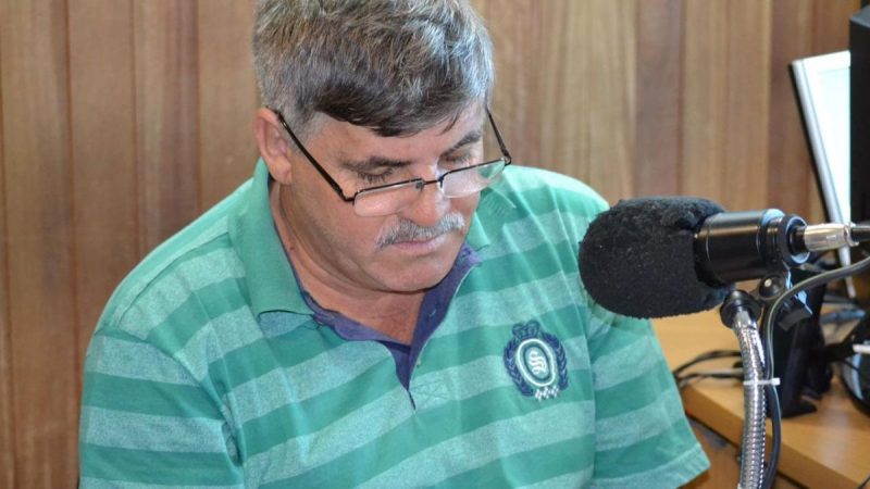 Emanoel Testoni durante comentário esportivo