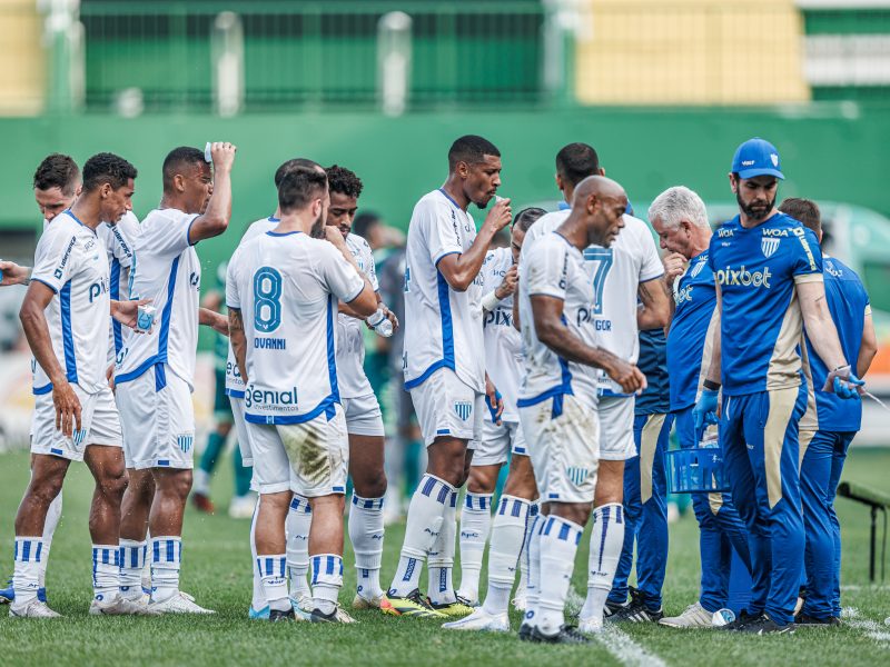 Jogadores do Avaí reunidos durante jogo na Arena Condá