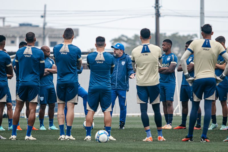 Enderson Moreira conversa com elenco do Avaí antes de treinamento 