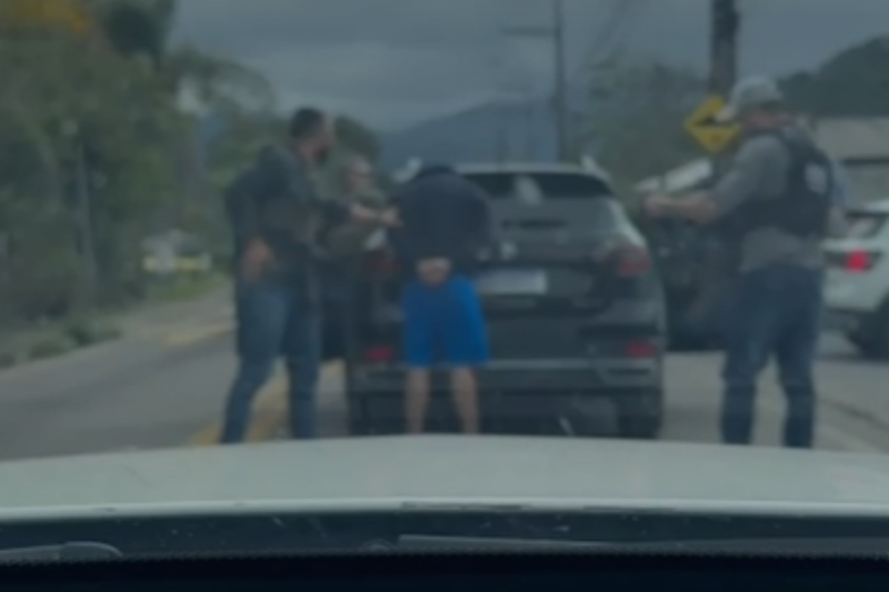 Homem que teria vazado informações da Operação Tio Patinhas sendo preso pela Polícia Civil