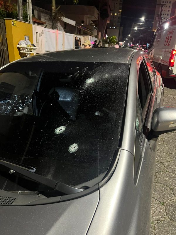 Imagem do carro onde vítimas de triplo homicídio em Itapema estavam