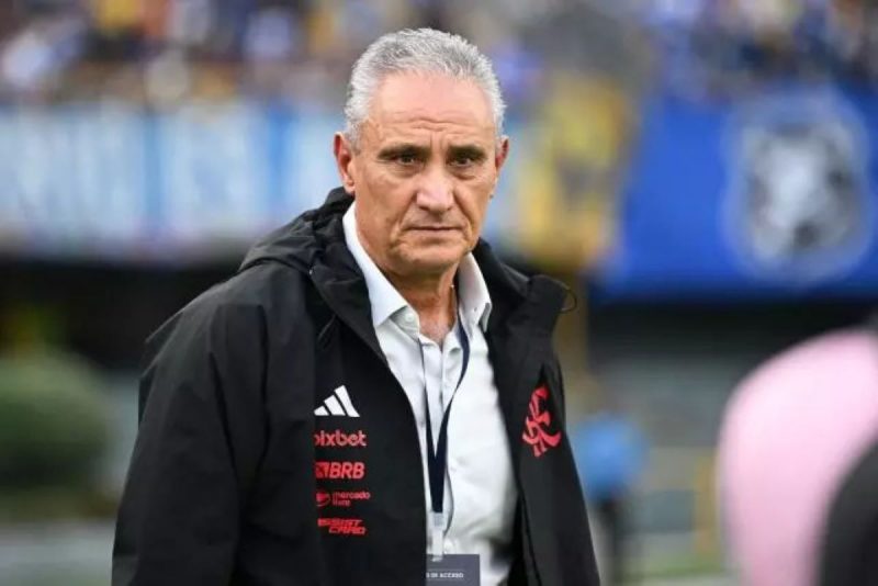 Peñarol x Flamengo é o jogo que vai definir o último semifinalista, na imagem está o técnico Tite de camisa clara e casaco escuro