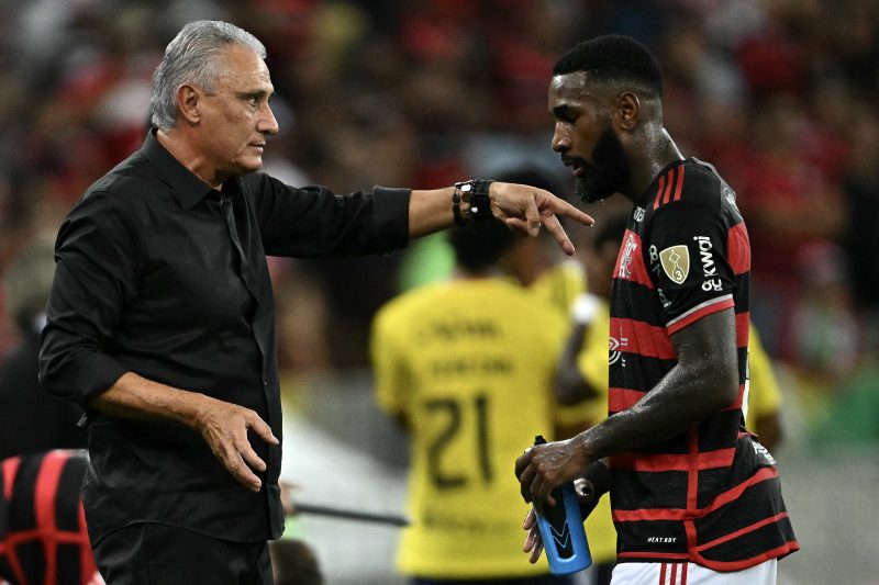 Tite conversa com Gerson durante jogo do Flamengo