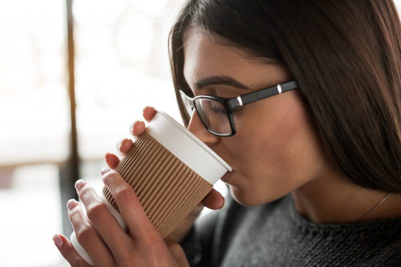 Mulher bebendo café para melhorar a memória