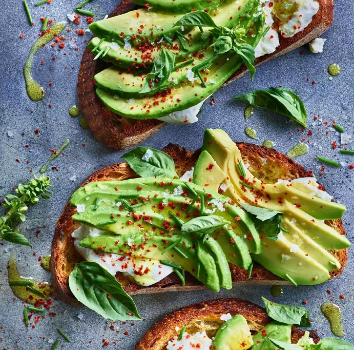 Imagem mostra burrata de abacate uma das idéias de cafés da manhã