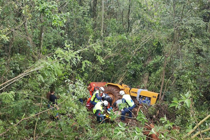 trator em ribanceira de 30 metros em galvão com bombeiros resgatando o homem