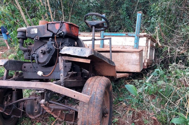 máquina agrícola tombada em barranco 