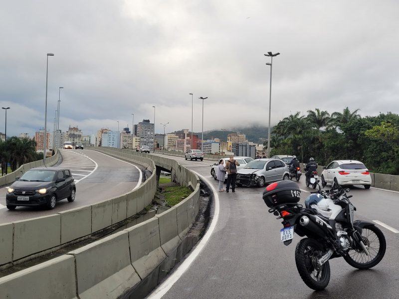 Acidente de trânsito com óleo na pista congestiona o Centro de Florianópolis