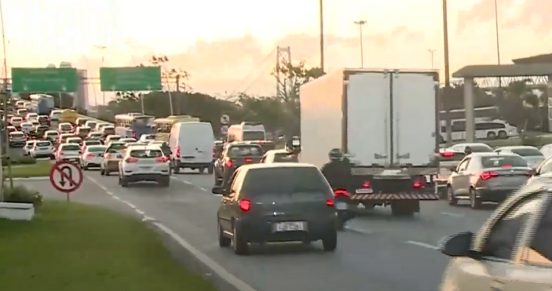 Trânsito registrou maior intensidade na saída da Ilha, na Ponte Colombo Salles, com a troca de poste e a colisão entre motocicletas