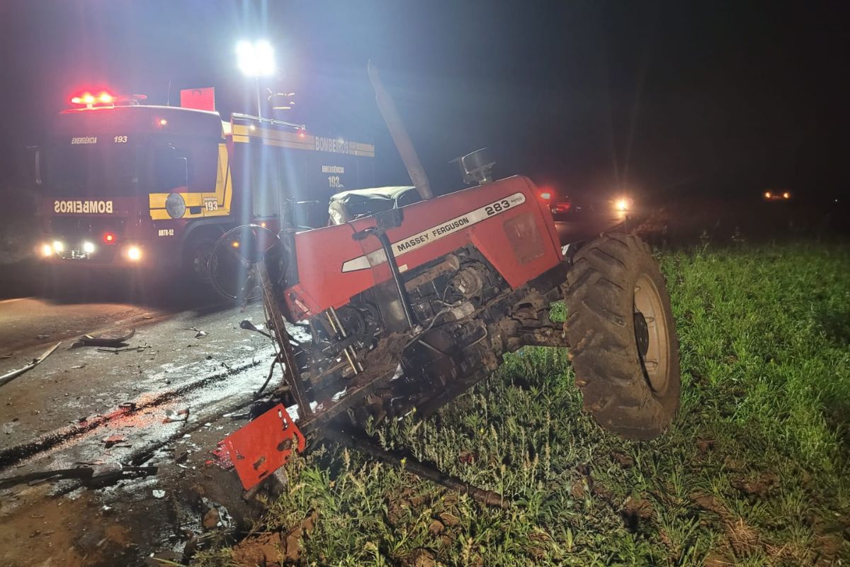 Trator quebra ao meio após acidente na SC-156. - Corpo de Bombeiros/Divulgação/ND