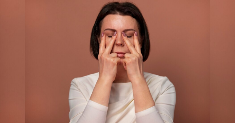 Mulher com mãos nos olhos em V