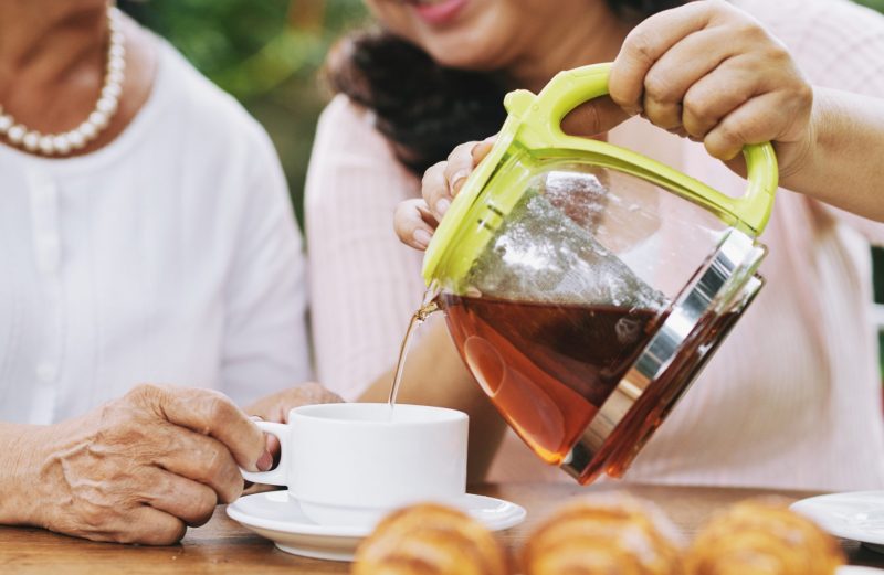Aspirina natural sendo consumida em forma de chá
