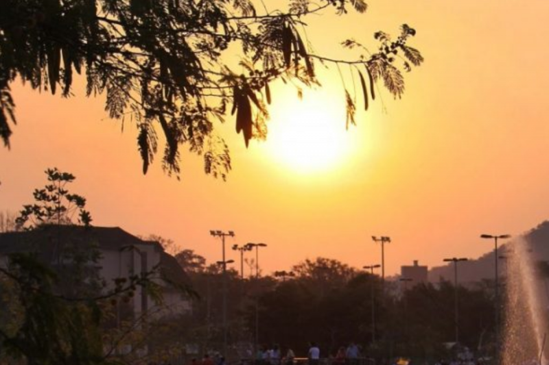 Baixa umidade do ar e sol forte em um céu avermelhado