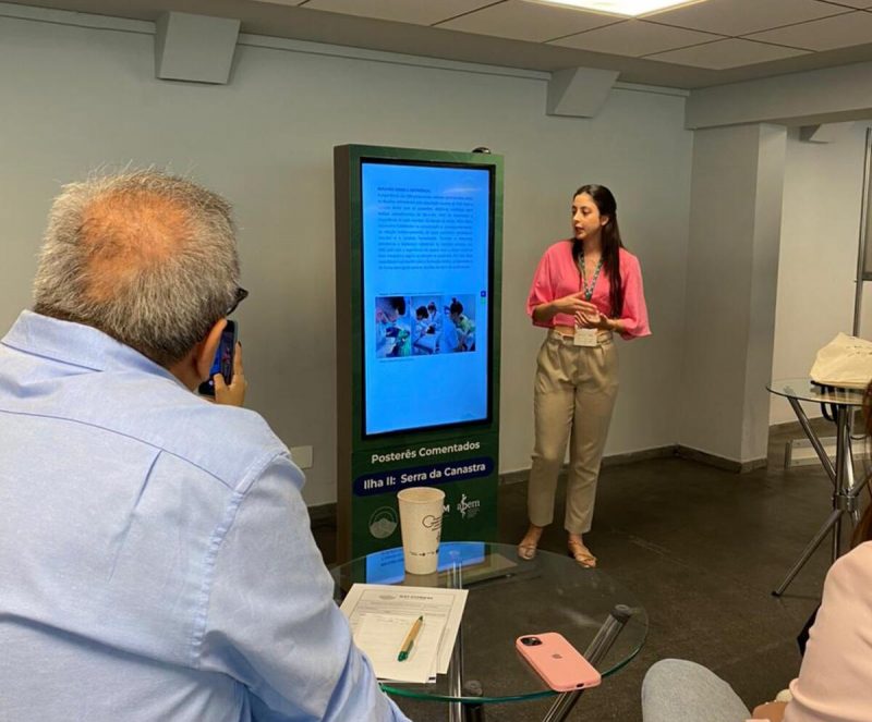 Foto mostra aluna da UNIFEBE apresentando trabalho 